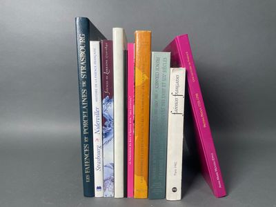 plusieurs livres sont empilés sur une surface grise