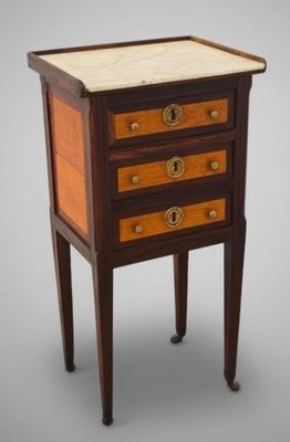une image représentant une petite table en bois avec des tiroirs