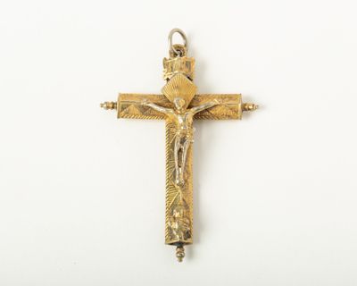 une croix dorée ornée d'un oiseau, sur fond blanc
