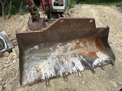 un bulldozer qui est à l'arrêt dans la terre