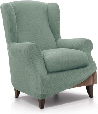 le fauteuil est recouvert d'un tissu vert