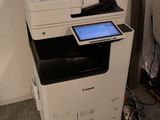 une imprimante posée sur un bureau