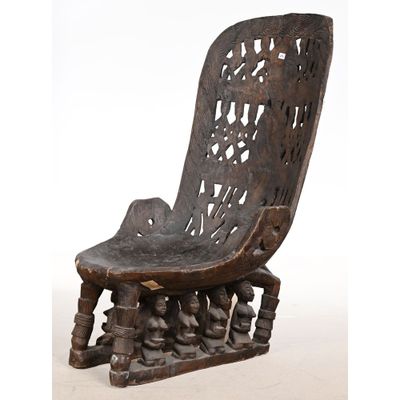 une vieille chaise en bois dont le dossier est sculpté
