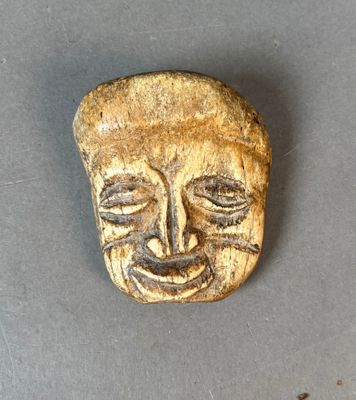 Tête sculpté Os de buffle Dimensions : 8 x 7,5 cm