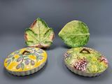 trois plats en céramique ornés de feuilles et de fleurs sur un fond gris