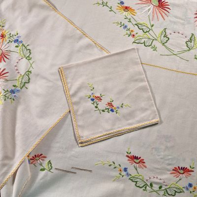 une nappe blanche ornée d'un motif floral