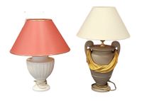 LOT de deux lampes, la première en forme de vase Médicis dra…