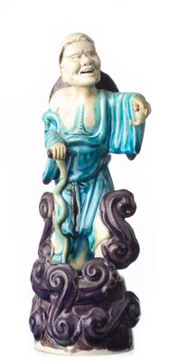 une figurine représentant un Bouddha souriant sur un nuage