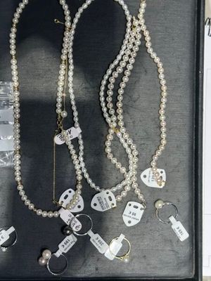 une vitrine sur laquelle sont exposés plusieurs colliers