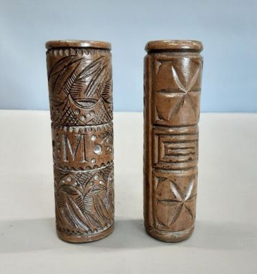 deux vases posés sur une table