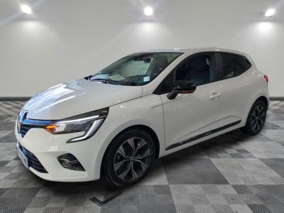 une voiture blanche garée dans un garage au sol en damier