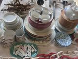une table sur laquelle se trouvent beaucoup de plats et de tasses