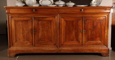 un grand buffet en bois sur lequel sont posés de nombreux plats