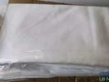 Plusieurs feuilles de papier blanc sont emballées dans du plastique sur une table