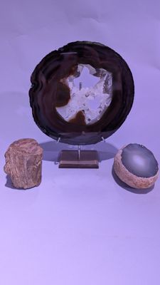 une poêle contenant des œufs et d'autres ingrédients, posée sur une table