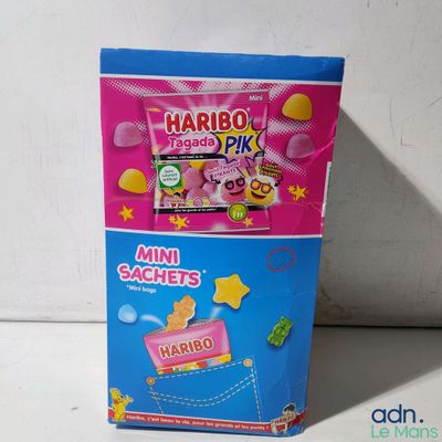 une boîte de bonbons posée sur une table
