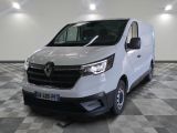 la camionnette blanche est garée dans une grande pièce au sol en damier