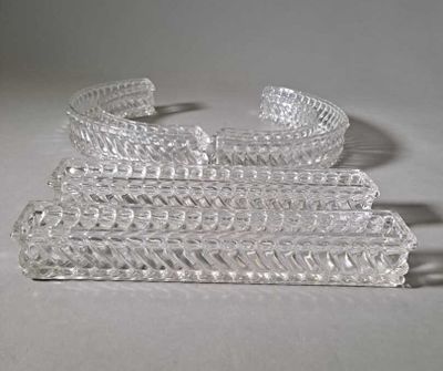 une pile de morceaux de verre transparent posée sur une table