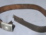 une ceinture munie d'une boucle, posée sur une table