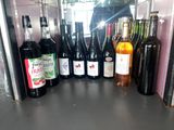 des bouteilles de vin sont alignées sur une étagère dans une pièce
