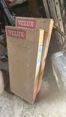 une pile de cartons posée par terre à côté d'un vélo