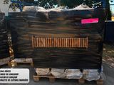 Deux palettes de bois sont empilées sur des palettes devant un bâtiment