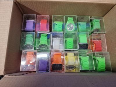 une boîte contenant de nombreux objets de différentes couleurs
