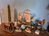 une table en bois sur laquelle sont posés de nombreux jouets