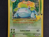 un gros plan d'une carte Pokémon représentant une grenouille