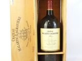 une bouteille de vin dans un coffret en bois sur une table
