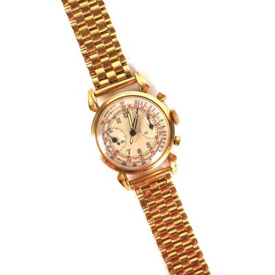 une image montrant un gros plan d'une montre en or sur fond blanc