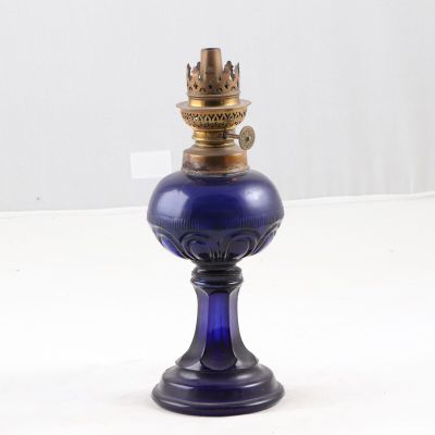 Lampe à pétrole en verre moulé bleu. H. : 25 cm Petits éclat…