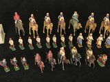 de nombreuses figurines posées sur un fond noir