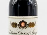 une bouteille de vin posée sur une table