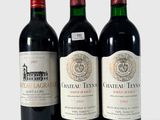trois bouteilles de vin rouge sont alignées sur une surface blanche