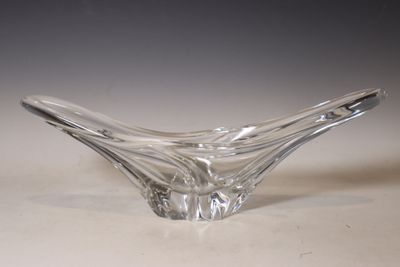 DAUM France Coupe allongée en verre moulé Signée à la base