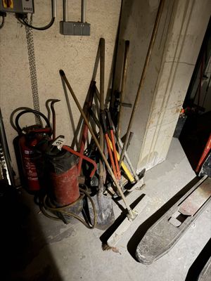 beaucoup d'outils qui traînent par terre dans le garage