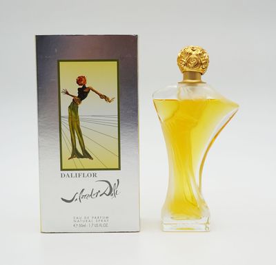l'image d'un flacon de parfum posé à côté d'une boîte
