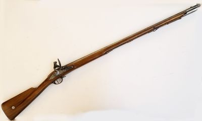 un vieux fusil avec un canon en bois et une poignée en bois