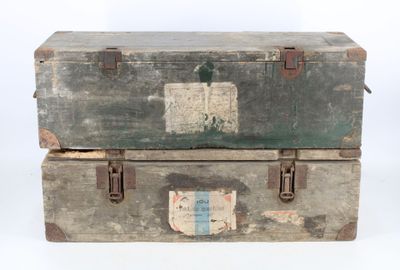 deux vieilles valises empilées l'une sur l'autre