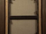 une vieille photo représentant un cadre en bois contenant une image