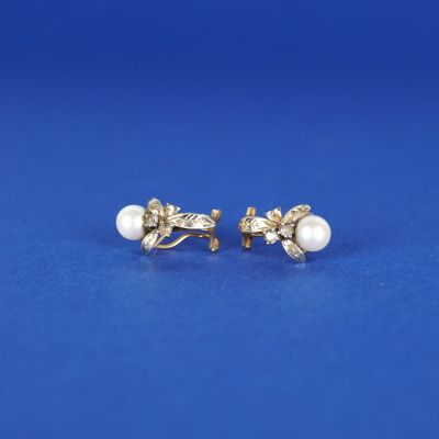 une paire de boucles d'oreilles en perles et diamants