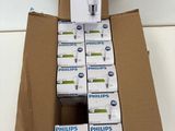 Des boîtes d'ampoules Philips sont empilées sur un carton
