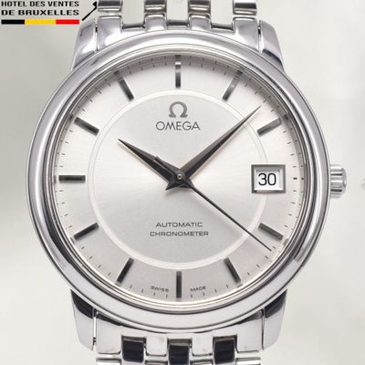 une image d'une montre en gros plan sur fond blanc