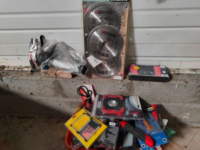 un tas d'appareils électroniques posé par terre près d'un mur