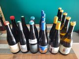 plusieurs bouteilles de vin posées sur une table en bois