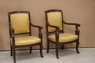 Paire de fauteuils en acajou et placage d'acajou