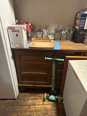 une trottinette posée par terre dans la cuisine