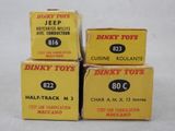 trois boîtes de Dinky Toys sont empilées les unes sur les autres