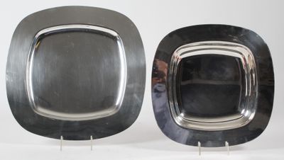une paire de plats plaqués argent sur des socles, sur fond blanc